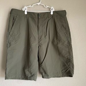 NordicTrack Mens size 40 olive green shorts